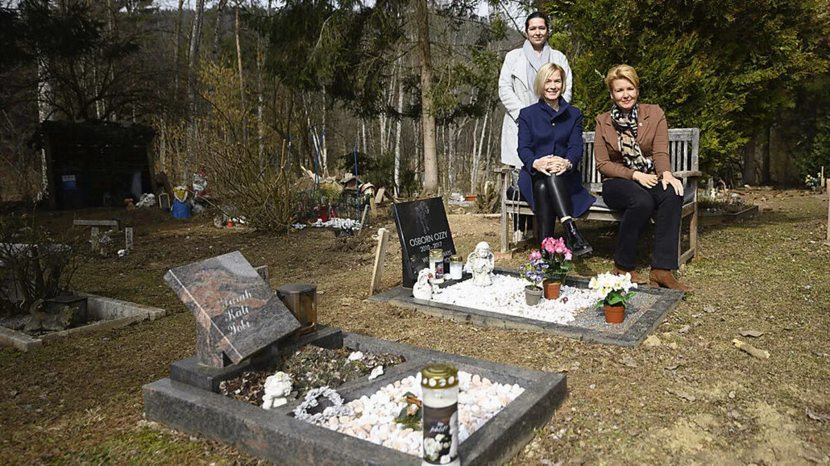Stadträtin Sandra Wassermann zu Besuch auf dem Tierfriedhof mit Tiko-Präsidentin Tara Geltner und Geschäftsführerin Kristina Koschier