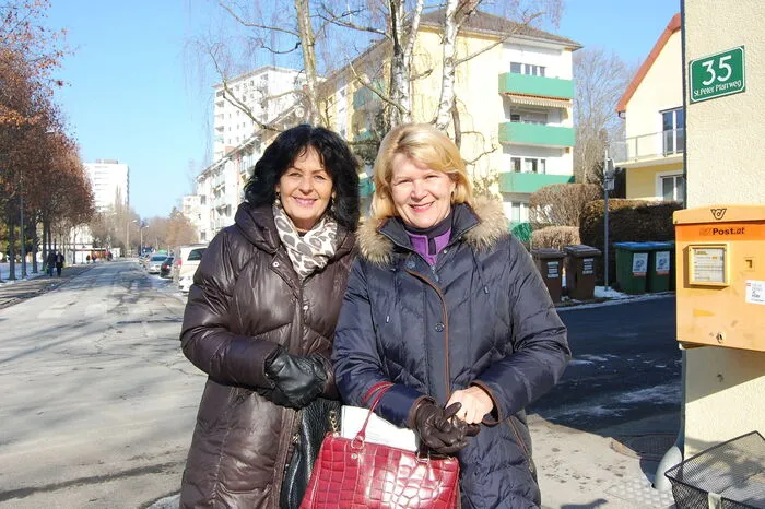 Roswitha Faszl und Ulli Staber:"Unser Anliegen ist ein richtiges Zentrum, wo die Leute gerne zusammenkommen. Am besten mit einem gemütlichen Café und einer Konditorei. Es werden zwar immer mehr Siedlungen gebaut, aber für die Gemeinschaft wird nichts getan. Ansonsten ist St. Peter ein schöner, grüner Bezirk, man kennt sich untereinander. Man muss aber auch dazu beitragen, dass es so bleibt. Sehr gelungen ist die Neugestaltung des Bahngrabenweg. Um den Verkehr zu entlasten, bräuchten wir ein Park and Ride Zentrum mit ausreichend Parkplätzen. Dann würde der öffentliche Verkehr besser angenommen werden. Derzeit wird die Straße entlang des Friedhofs immer zugeparkt. Außerdem müsste die Frequenz der Straßenbahn zu den Stoßzeiten erhöht werden."