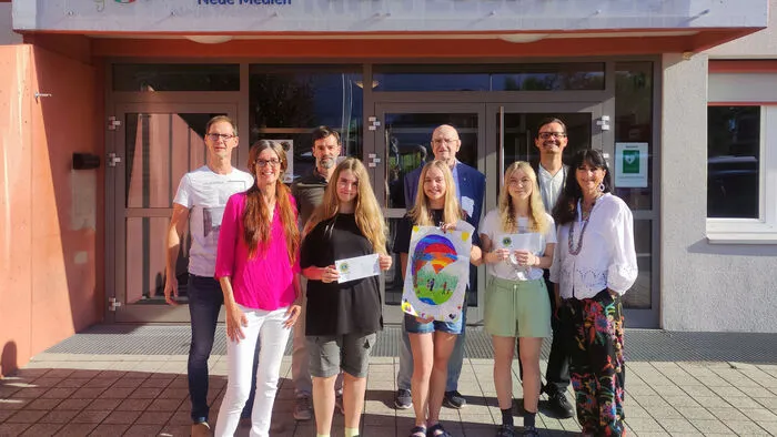 Preisübergabe Friedensplakatwettbewerb: 1. Reihe: Sylvia Vögl, Eva Musshauser, Mira Noana Brunner Fundneider (1. Platz), Lorena Niederwieser, Sigrid Hippacher-Stotter; 2. Reihe: Direktor Erich Pitterl, Peter Niedertscheider, Hans Mahl und Martin Kofler vom Lions Club Lienz