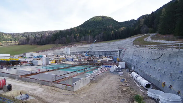 Von dieser Baustelle in Göstritz geht es 1,1 Kilometer waagrecht in den Berg und dort 250 Meter senkrecht nach unten. Dort angekommen, treibt man die Tunnelröhren in beide Richtungen voran. Das wird erst 2019 beginnen.