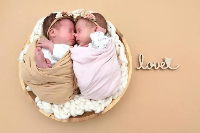 In St. Leonhard gibt es entzückenden Familienzuwachs. Am 16. Juni um 8.15 Uhr erblickte Dorotea (2350 g, 45 cm) und nur eine Minute später Emilia (1895 g, 45 cm) das Licht der Welt. Gemeinsam mit Bruder Lazar machen sie das Leben von Tamara und Marko Zerebni perfekt.