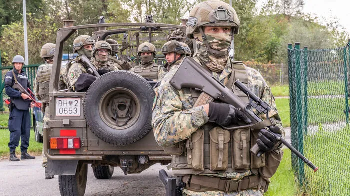 Soldaten des Jägerbataillons 18 aus St. Michael sichern die Zufahrten zum Kraftwerksgelände.
