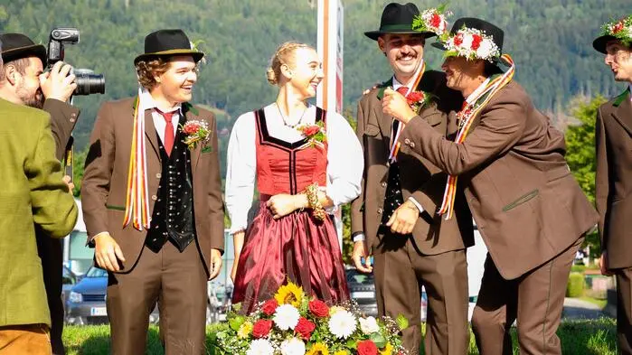 Begleitet von der Trachtenkapelle Bodensdorf unter der Leitung von Kapellmeister Ingo Pfirrmann sowie der Trachtenkapelle Tiffen mit Kapellmeisterin Andrea Engber zogen die Burschenschaften Tschöran und Bodensdorf musikalisch durch den Ort zum Kriegerdenkmal.