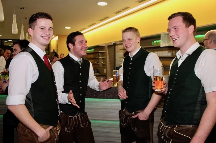 Wer nicht tanzen wollte, konnte einen guten Tropfen Wein an der Bar genießen. 