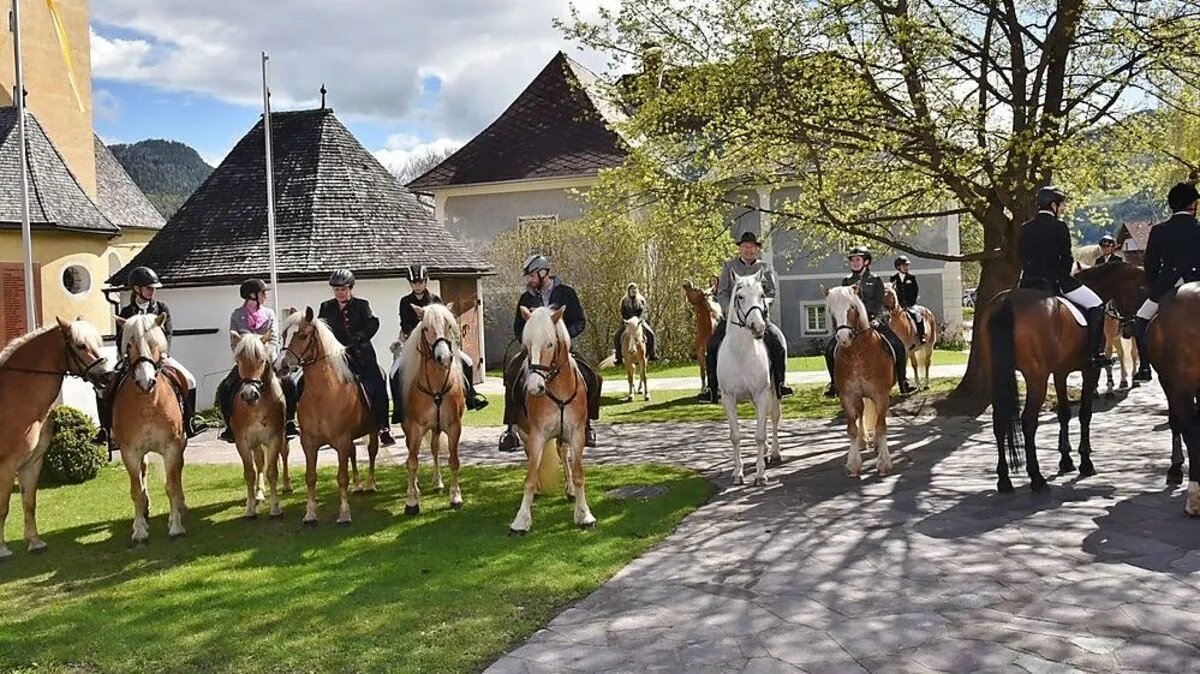 Zahlreiche Pferde und Reiter kamen zum Georgifest