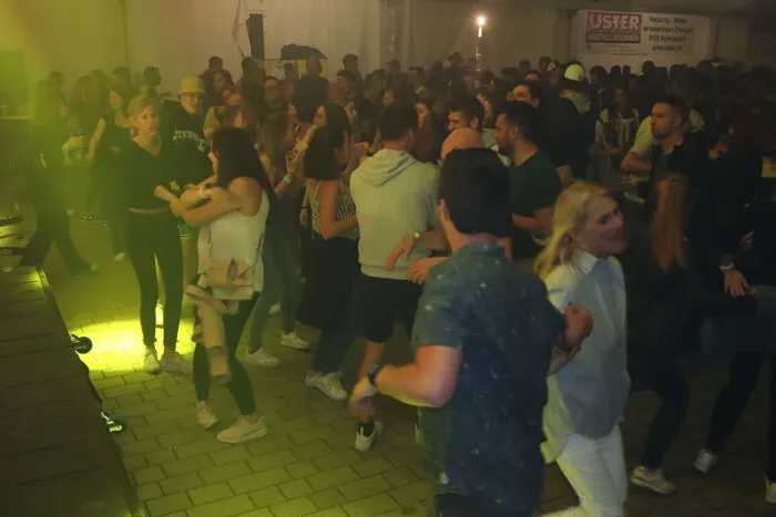 Das tanzfreudige Publikum kam bei der Musik von "MeetU" voll auf ihre Kosten.