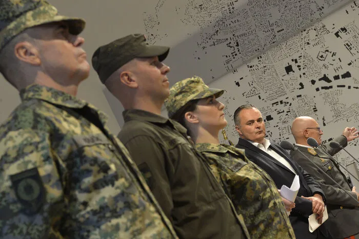 Bei einer Pressekonferenz am Dienstag wurde das neue Design bereits an zwei Soldaten-Models präsentiert. Zwar sei es durchaus auch "eine Art Modeerscheinung", die Uniformen von Zeit zu Zeit zu wechseln, meinte Generalstabschef Othmar Commenda, Hauptgrund für die neue Ausstattung sei aber, dass die Soldaten bestens geschützt sein müssen.