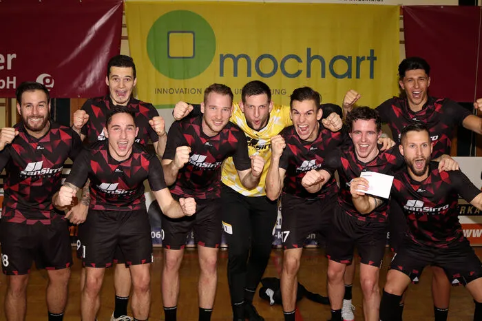 16 Teams haben dort um den Sieg gespielt, letztlich setzte sich die Mannschaft „sanSirro“ (Foto) rund um Sandro Foda vor „Hervis Sport“ mit Spielern aus Köflach sowie dem Futsal Club Graz durch. Auf Platz vier landete „Café Milano“ mit Spielern vom ASK Voitsberg und Atus Bärnbach.