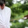 Ein junger Mann in Banda Aceh wird mit Stockhieben bestraft, weil er homoxsexuell ist und gegen die Sharia-Gesetze verstoßen hat. 