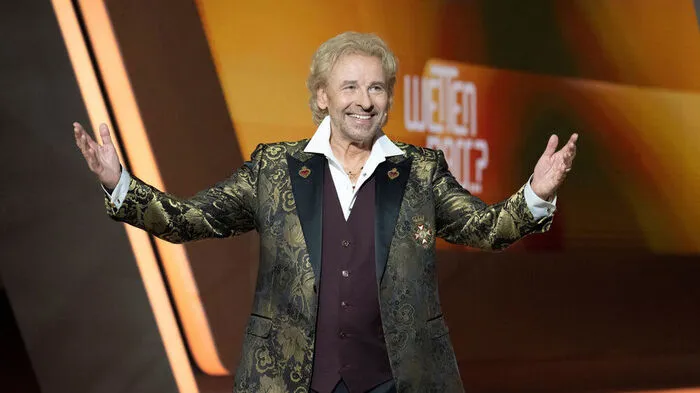 Als RTL im Frühjahr einen Schlussstrich unter die intensive Zusammenarbeit mit Dieter Bohlen zog, war er es, der kurzfristig einsprang. Und als "Wetten, dass .." im Herbst ein Comeback feierte, war die Resonanz enorm und enorm positiv. Thomas Gottschalk bewies 2021 noch einmal, wie gut er das Genre Unterhaltungsfernsehen versteht. Ein Spitzbub mit Goldlocke, der sein Gefühl für die großen TV-Shows nicht verloren hat.