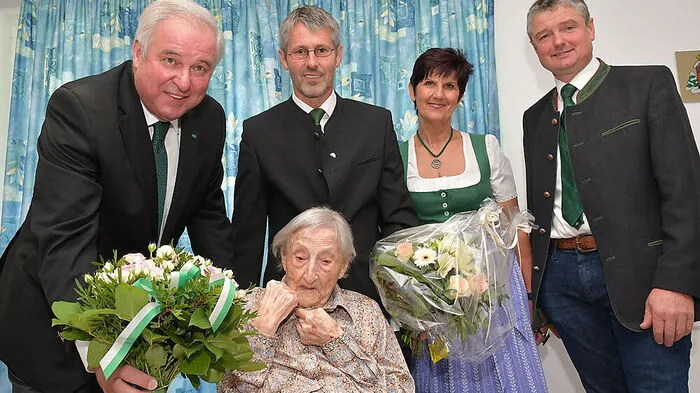 LH Hermann Schützenhöfer überreicht der Jubilarin Antonia Vilits Blumen. Mit dabei Semriachs Bürgermeister Gottfried Rieger, "Eschenhof"-Hausleiterin Gabriele Kainz und Vize-Bgm. Robert Schinnerl  