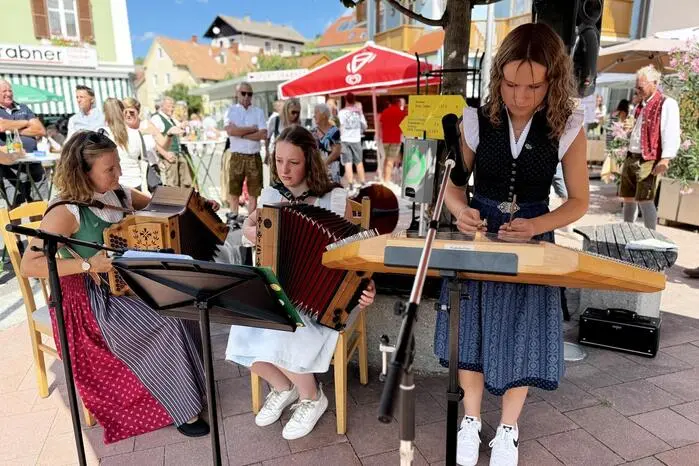 . Auf einer 3,8 Kilometer langen Wanderstrecke und mit sechs Stationen rund um die Sehenswürdigkeiten der Marktgemeinde präsentierte sich die steirische Volkskultur von ihrer besten Seite