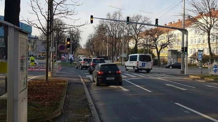 Opernring/Franz-Graf-Allee: Die linke Fahrbahn ist nun für Linksabbieger reserviert.