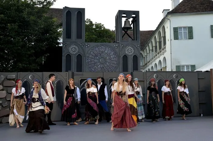 Macht, Moral, Begehren und Ausgrenzung führen zu einem schrecklichen Ende, die Handlung des Musicals orientiert sich sehr nahe am Roman von Victor Hugo 