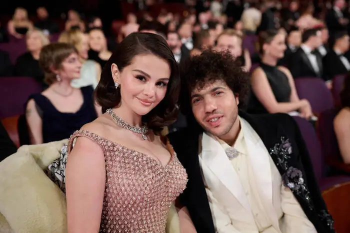 Eine Trauung der etwas anderen Art feierten Selena Gomez und Benny Blanco. Das Paar baute im September eine kleine Zeltstadt auf einem Anwesen in Santa Barbara auf, um vor den Blicken der Öffentlichkeit geschützt zu sein.