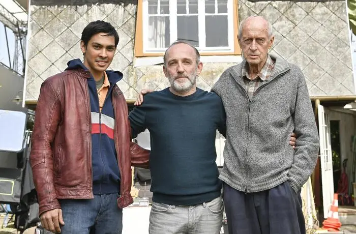 Heinz Trixner (rechts) mit Schauspieler Borhan Hassan Zadeh (links) und Regisseur Karl Markovics anlässlich eines Fototermins zu den Dreharbeiten des Films „Nobadi“ im Jahr 2018