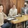 Christoph Frierss begüßt im "Feinen Haus" seine Gäste Helga und Helene Schön