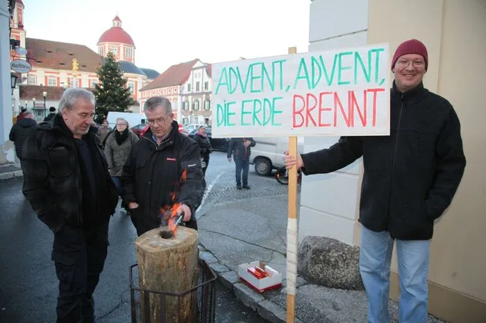 Im Rahmen des Gassenadvents hielt die Pöllauer "Fridays for Future"-Aktionsgruppe eine Klima-Mahnwache ab.