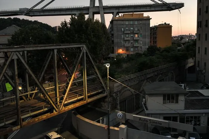 Die vierspurige Morandi-Brücke im Westen von Genua war am Dienstag auf einer Strecke von mehr als 200 Metern eingestürzt. Lastwagen und Autos stürzten etwa 45 Meter in die Tiefe und wurden teils unter Betontrümmern begraben.