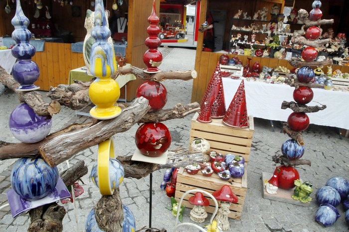 Farbenprächtig und vielfältig bietet der Ostermarkt mit 40 Ständen...