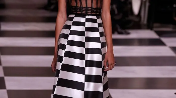 Agentur Archive - document view "Haute Couture" bedeutet "Hohe Schneiderkunst". Designerin Maria Grazia Chiuri nahm dies in ihrer Schau für Dior am Montag in Paris wörtlich. Äußerste Finesse steckte in den Couture-Entwürfen für Frühjahr/Sommer 2018, den Federn und Blüten, den Dominomustern und Netzstrukturen.