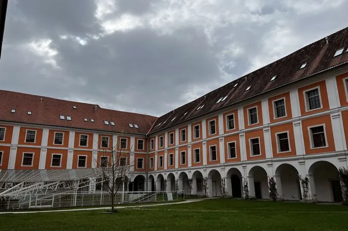 Der Innenhof der Musikschule Judenburg. Der Glas-Überbau übergibt eine Art Amphitheater vor dem Gewölbekeller, ehemals beliebte Konzert-Location für die Konzertserie "Rock n Roses".