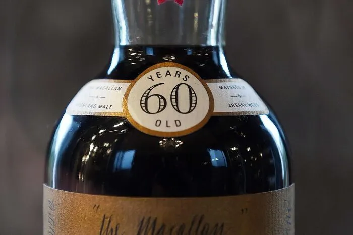 Den Zuschlag bei der Auktion in Edinburgh erhielt ein Käufer aus dem Fernen Osten. Dort gebe es ein "riesiges Interesse an Whisky", sagte Richard Harvey vom Auktionshaus Bonhams. "Überall im Fernen Osten werden Whisky-Bars eröffnet." Ein Drittel bis 40 Prozent aller Verkäufe des Auktionshauses gingen in diese Region.