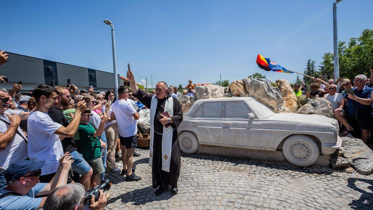 Der steinerne Mercedes wurde jüngst von einem Priester mit Weihwasser besprenkelt