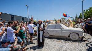 Der steinerne Mercedes wurde jüngst von einem Priester mit Weihwasser besprenkelt