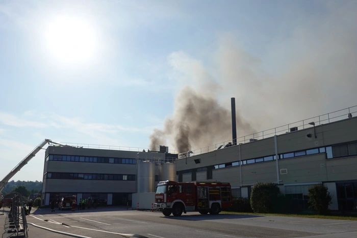 Aus bisher ungeklärter Ursache ist gegen 15:30 Uhr ein Brand im Bereich der Logistik (Warenfluss, Anlieferung…) der Firma MAGNA Auteca in Weiz ausgebrochen.