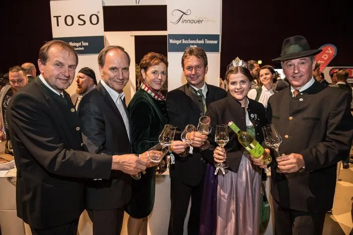 Kammerdirektor Werner Brugner, Steiermärkische-Direktor Franz Kerber, Kammer-Vizepräsidentin Maria Pein, Kammerpräsident Franz Titschenbacher, Weinkönigin Katja I. Silberschneider, Weinbaudirektor Werner Luttenberger.  