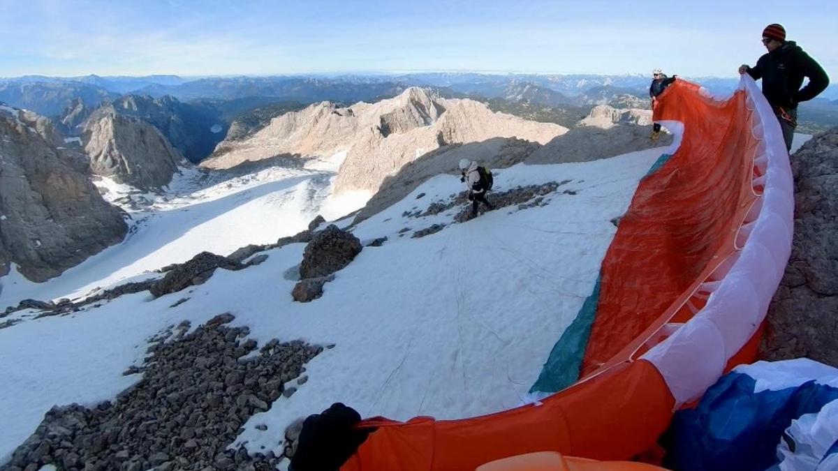 Weil zu wenig Wind herrschte, sprangen Bergsteiger helfend zur Seite