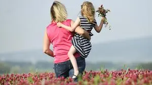 ABD0004_20180507 - STEINBRUNN - ÖSTERREICH: ++ THEMENBILD ++ ZU APA0010 VOM 7.5.2018 - Die 5-Jährige Valentina mit ihrer Mutter am Freitag, 4. Mai 2018, in einem Kleefeld in Steinbrunn. Am kommenden Sonntag, 13. Mai 2018, findet der Muttertag statt. Der Muttertag ist ein Feiertag zu Ehren der Mutter und der Mutterschaft. - FOTO: APA/ROBERT JAEGER,sujet