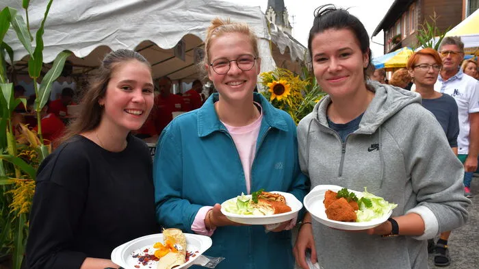 Besucher aus nah und fern ließen es sich beim 10. Kärntner Palatschinkenfest am Samstag in Baldramsdorf auf dem Dorfplatz schmecken.