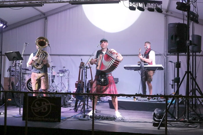 Und für den optimalen Sound im Festzelt sorgten „Die Silberbacher“. 
