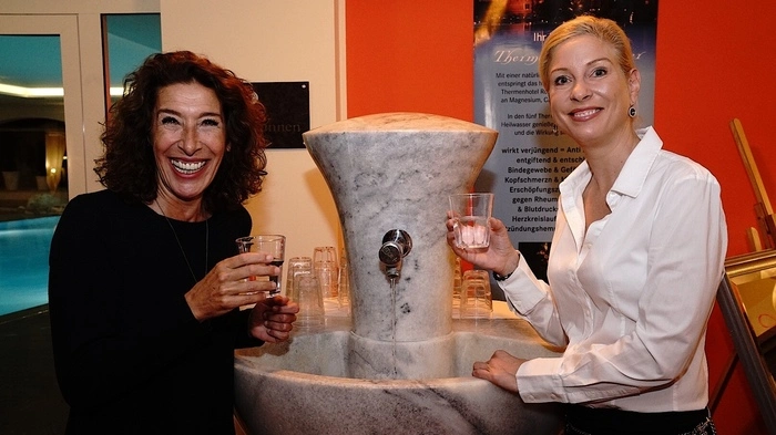 Fühlt sich bei Gastgeberin Simone Ronacher sichtlich wohl: Der Fernsehstar Adele Neuhauser
