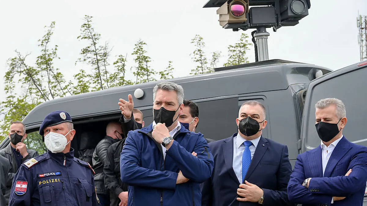 Nehammer zu Besuch bei heimischen Beamten in Nordmazedonien.
