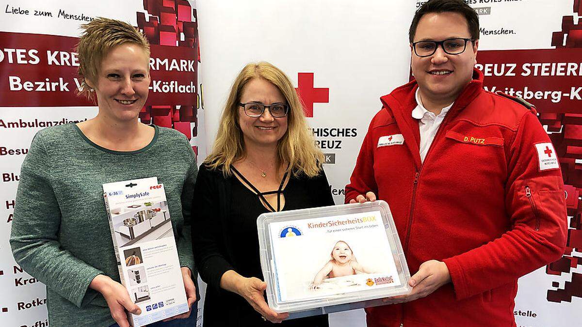 Elisabeth Jauk, Sabine Distl und Daniel Putz (von links) mit der Kindersicherheitsbox