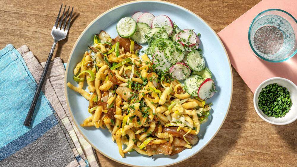 Fertig in nur 30 Minuten - vegane Spätzle mit Gurke-Radieschen-Salat