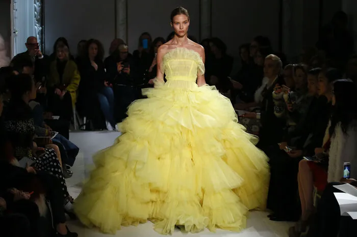 Bei der Haute Couture - "gehobene Schneiderei" - geht es um Handarbeit und edelste Materialien. Im Bild ein Model von Giambattista Valli.