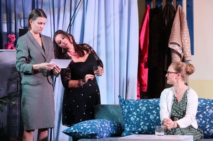 Unter der bewährten Regie von Alfred Haidacher bewiesen die Schauspielerinnen Agnes Redl als Linda, Sandra Högl als Barbara und Bianca Hanzel als Christine ihre grandiosen schauspielerischen Leistungen und präsentierten die turbulente Komödie über Frauen bei der Premiere in eindrucksvoller Weise.  