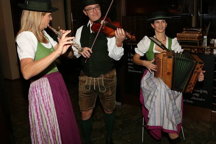 Für die musikalische Begrüßung und Begleitung sorgten die Musiker von Knöpferlstreich aus St. Radegund bei Graz: die beliebteste Musikgruppe 2016 in der Steiermark.