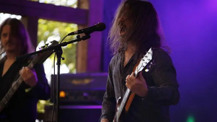 Lange Haare, schwarze Hoodies, Doc Martens und schwere Gitarrenriffs: In der Kulm-Arena in Puch bei Weiz zelebrierte die Szene ihre Musik und vor allem das gemeinsame Festivalgefühl. 