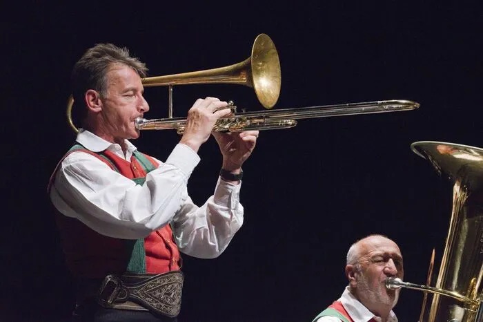 Die sechs-Mann-starke Tanzlmusi, bekannt aus der TV Sendereihe "Mei liabste Weis", sang, spielte und erfüllte viele Musikwünsche aus dem Publikum. Tanzlmusi so frisch und lebendig wie möglich zu spielen, war das Anliegen der Innbrüggler aus Hall in Tirol.  