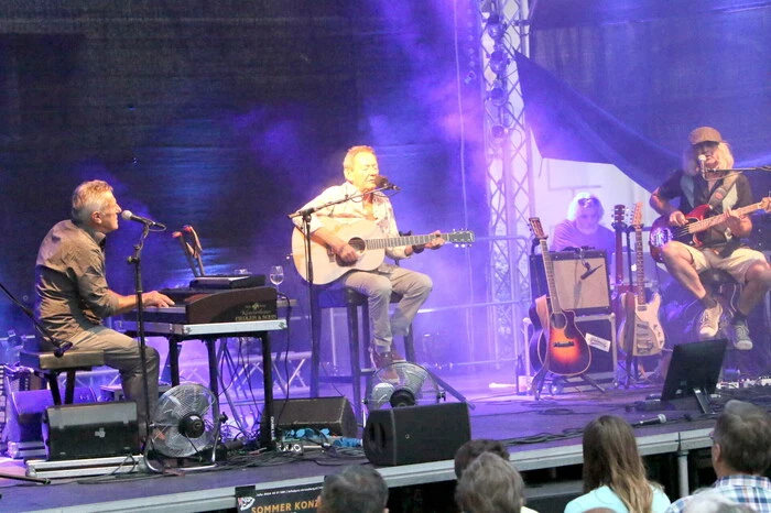 Mit Günter Dzikowski (Keyboard) und Roland „Roli“ Vogl (Gitarre) hatte Ambros gleich zwei kongeniale Musiker an seiner Seite. 