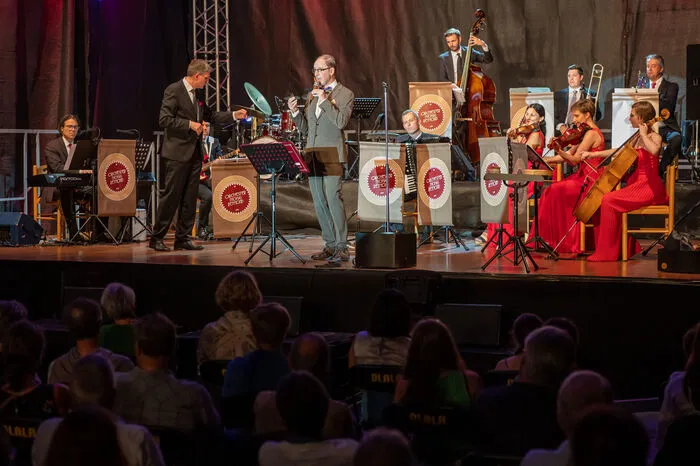 Auf der Bühne stand Helfried mit dem Orchester Thomas Reymond
