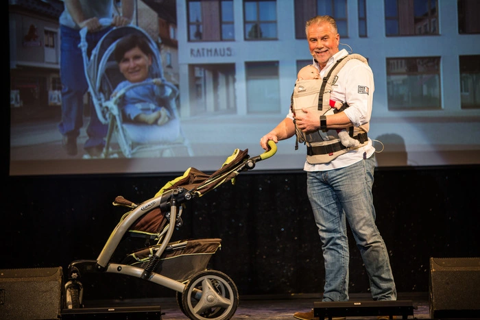 Raimund Buballa erinnert sich als "Der Babysitter Opa" an Kindererziehung anno dazumal. Was haben wir früher immer gehört? "Esse deinen Teller leer, dann haben wir morgen schönes Wetter." Und was haben wir jetzt davon? Fette Kinder und Klimaerwärmung!
