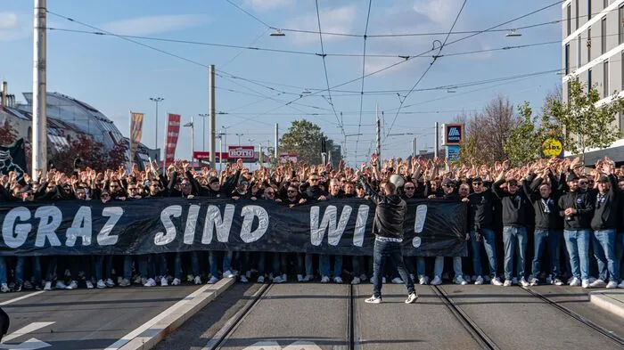 "Graz sind wir": Mit einer unmissverständlichen Botschaft zogen Tausende Sturm-Fans vor dem Spiel ...