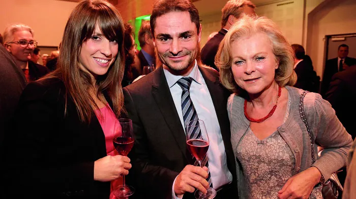 Ist der (Wissens-)Durst gestillt, feiert es sich ausgelassen, das ist auch belegt: Diese Bilder sind dafür der beste Beweis. Möglich machen es auch die vielen bit-Partner. Na dann: Prost!