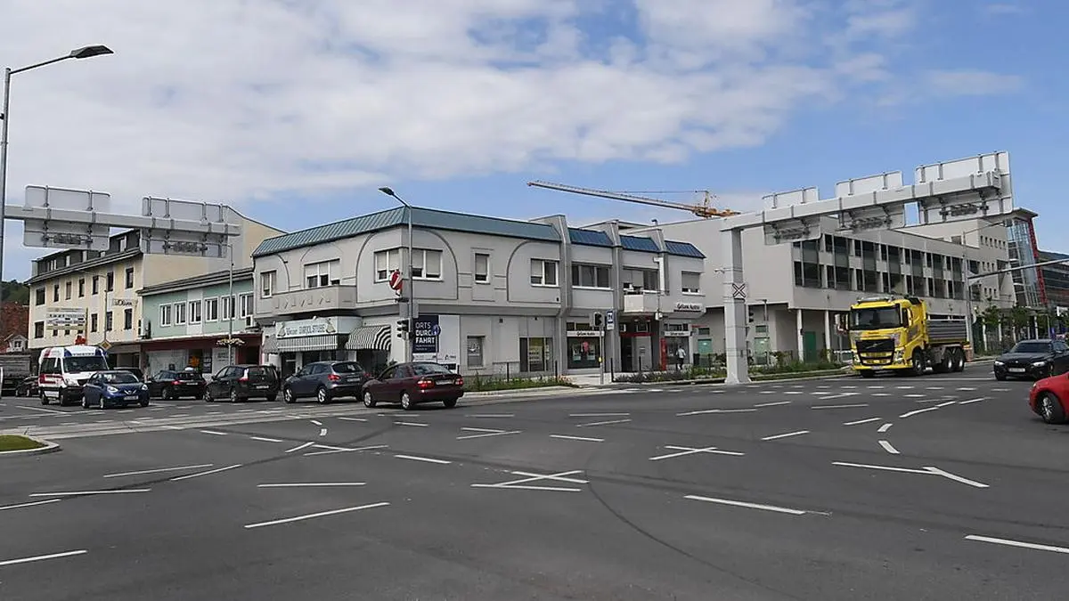 Das Eckhaus, in dem jetzt Bank Austria und Weizer Dirndlstube untergebracht sind, und das Ortsdurchfahrt-Baubüro daneben werden abgerissen und einem Neubau weichen. In diesen wird wohl H&M einziehe